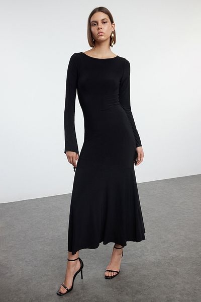 Trendyol Collection Elastyczna falbaniasta czarna maxi sukienka dzianinowa - prosty dekolt łódkowy TWOAW25EL00115