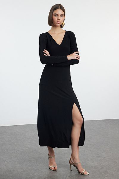 Trendyol Collection Flexibles schwarzes Maxi-Strickkleid mit V-Ausschnitt und Volantrock, Skater-Stil TWOAW25EL00111