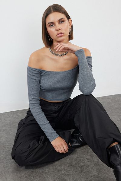Trendyol Collection Tmavě šedá - Carmen límec Stretch pletená halenka TWOAW23BZ00482