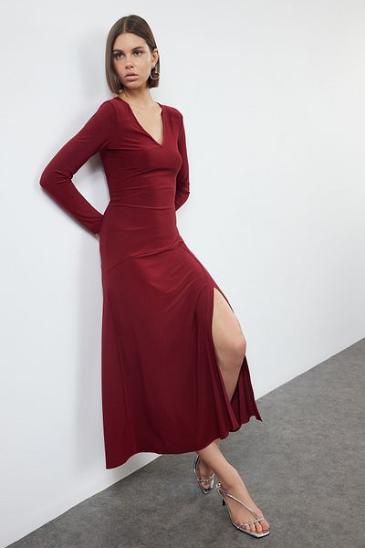 Trendyol Collection Flexibles V-Ausschnitt-Maxi-Strickkleid in Burgunderrot - Volantrock, Skater-Stil TWOAW25EL00111