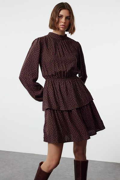 Trendyol Collection Puntíkaté minišaty s výstřihem – Flounce, Hnědá, Twoaw22el0126