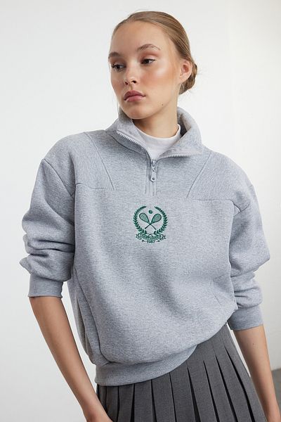 Trendyol Collection Fleecová šedá vyšívaná pletená mikina na zip - Regular Fit TWOAW25SW00125