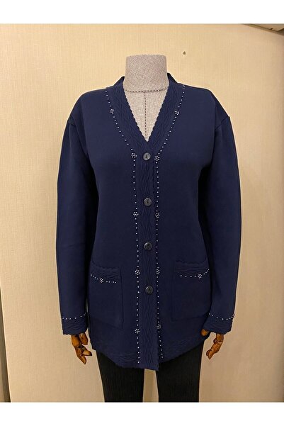 TEK سترة أم تريكو مطرزة باللون الأزرق الداكن - نمط أنيق وتفاصيل لؤلؤية