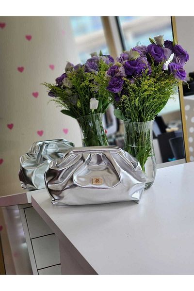 Moom Bag Geantă de umăr pentru femei în formă de pachet cu accesorii aurii argintii