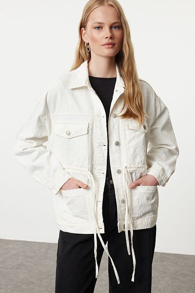 Trendyol Collection Übergroße Loop-Jeansjacke mit Steinstruktur - Twoaw25ce00022 mit Bindedetail