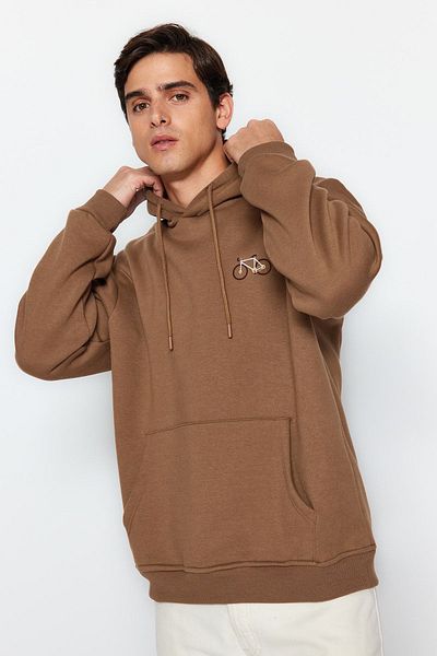 Trendyol Collection Minimalistisches, besticktes Fleece-Sweatshirt in Braun – Regular Fit TMNAW24sw00096