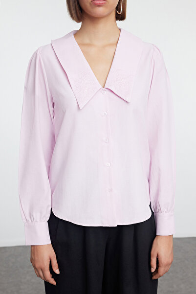 Trendyol Collection Világos rózsaszín hímzett, nagy galléros ing - normál szabású TWOAW25GO00009