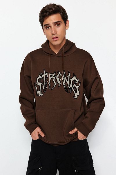 Trendyol Collection Hnědá mikina oversize s vyšívaným nápisem s kapucí – fleece/teplá Tmnaw24Sw00029