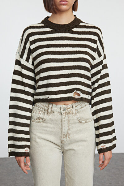 Trendyol Collection Pletený svetr khaki s výstřihem – měkká textura Twoaw25Kz00232