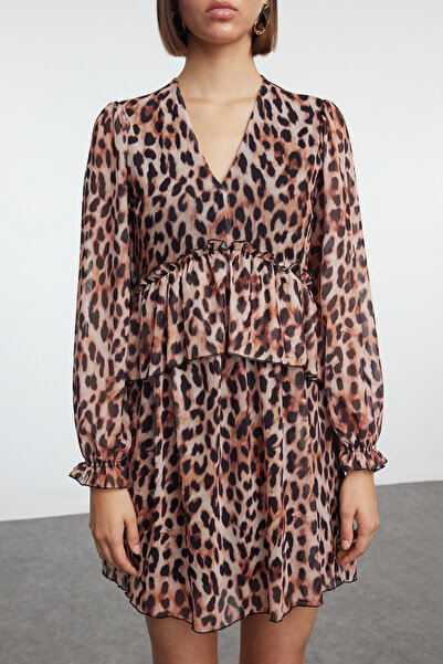 Trendyol Collection Μίνι πλεκτό φόρεμα με μπαλόνι μανίκια σε γραμμή/καμπάνα με λεπτομέρεια από βολάν σε καφέ χρώμα TWOAW25EL00226