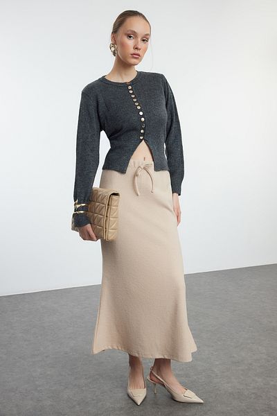 Trendyol Collection Beiger Maxi-Strickrock – Thessaloniki-Stoff, Fisch-Jersey und Schnürdetail TWOAW25ET00015