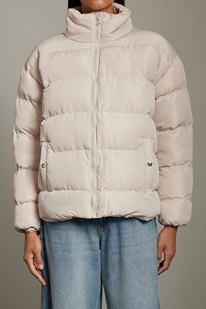 Trendyol Collection Oversize vodoodpudivá zimní bunda se stojáčkem, barva kamene Twoaw21Mo0045