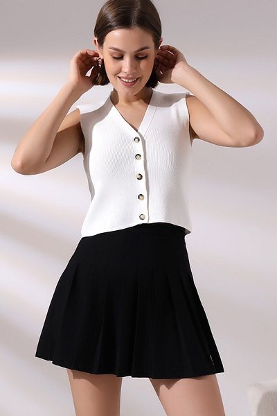 Devinka Women's Buttoned Short Knitwear Vest White