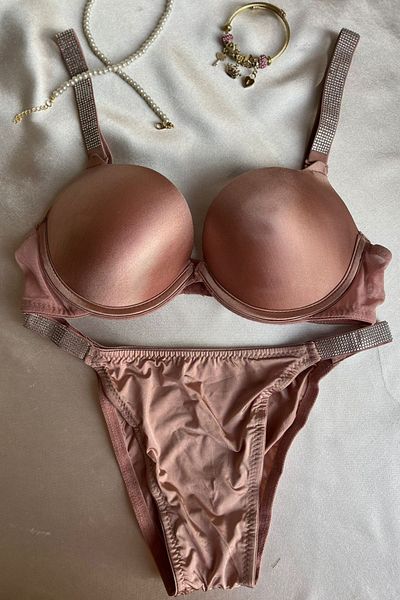 Rubuvi Diva Model Double Push Up Padded Stoned Powder Bra Set