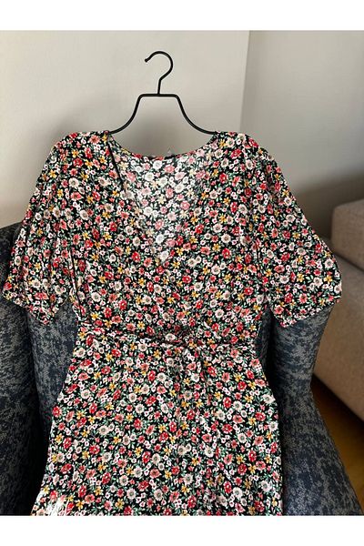 Natavan Rochie neagră cu decolteu în V cu imprimeu floral