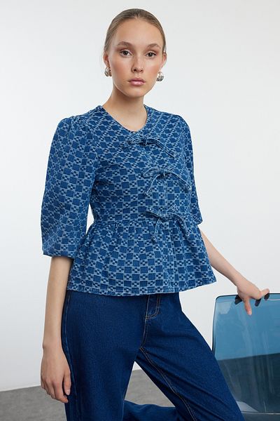 Trendyol Collection Dunkelblaue, gemusterte, kurzärmlige Jeansbluse mit Schnürung – TWOAW25BZ00157
