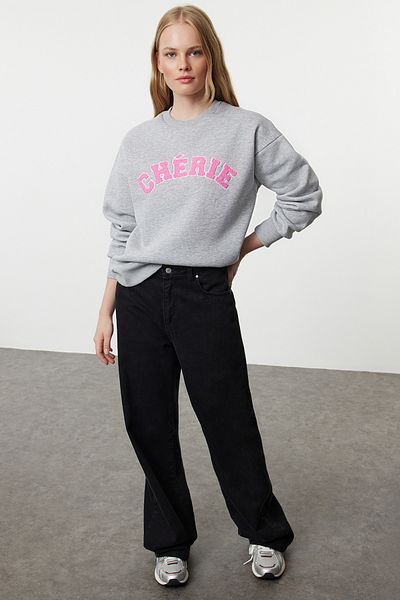 Trendyol Collection Oversize šedá Melange Fleece Slogan Vyšívaná pletená mikina - TWOAW25SW00030