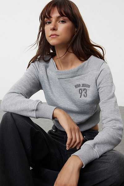 Trendyol Collection Šedá pletená mikina – Boat Neck, Crop, Regular Fit TWOAW25SW00036