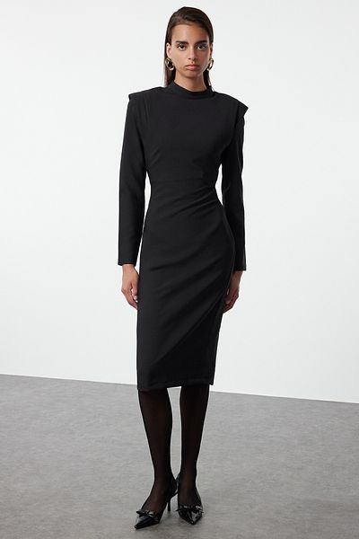 Trendyol Collection Černé midi šaty se stojatým límcem – vycpané detaily na rameni, vypasované Twoaw25el00272