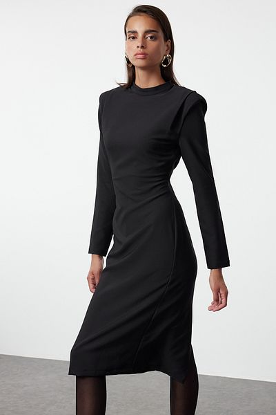 Trendyol Collection Černé midi šaty se stojatým límcem – vycpané detaily na rameni, vypasované Twoaw25el00272