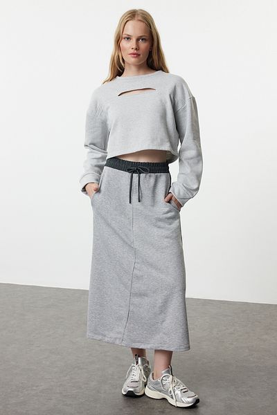 Trendyol Collection Pohodlná tvarovaná šedá midi sukně - Twoaw25et00019