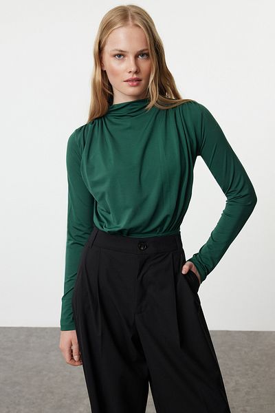 Trendyol Collection Flexibler, smaragdgrüner, drapierter, detaillierter, geraffter Bodysuit – Stehkragen, Druckknopfverschluss Twoaw25bd00010