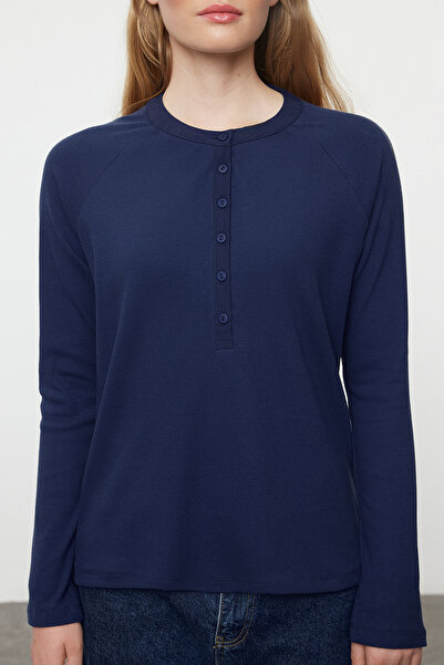 Trendyol Collection Rugalmas zsinóros kötött blúz - sötétkék, gombos, normál szabású TWOAW25BZ00033
