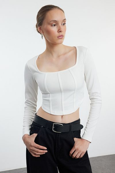 Trendyol Collection Pletená pletená halenka se čtvercovým límcem Ecru - vybavená detailem lemování TWOAW23BZ00151