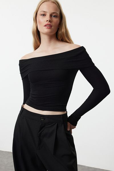 Trendyol Collection Flexible gestrickte schwarze Crop-Bluse - Carmen-Kragen, TWOAW25BZ00008