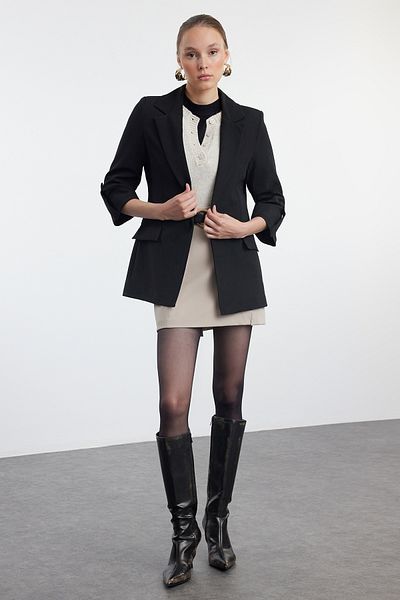 Trendyol Collection Blejzr s černými rukávy a zakřivenými nárameníky TWOAW25BC00004