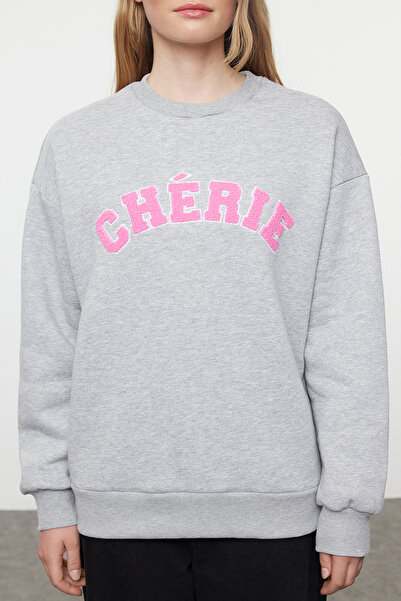 Trendyol Collection Oversize šedá Melange Fleece Slogan Vyšívaná pletená mikina - TWOAW25SW00030