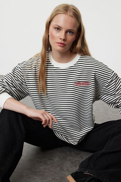 Trendyol Collection Langärmliges Strick-Sweatshirt - Schwarz gestreift, Slogan-Stickerei, weite Passform TWOAW25SW00062