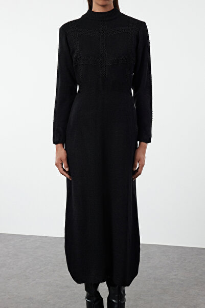 Trendyol Modest Czarna sukienka z dzianiny o miękkiej fakturze – koronkowe detale TCTAW25EB00015