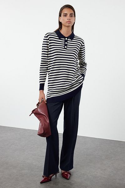Trendyol Modest Pruhovaný svetr v námořnické modré - Detail knoflíku, TCTAW25AK00008