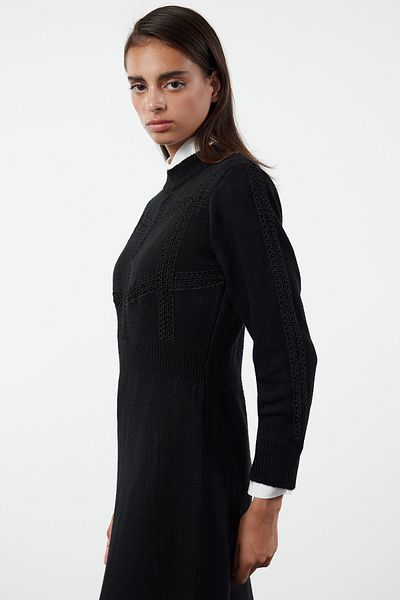 Trendyol Modest Šaty z měkkého černého úpletu s krajkou TCTAW25EB00015