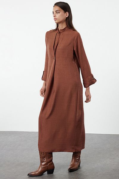 Trendyol Modest Gewebtes Kimono- und Kaftankleid aus Leinen - Braun Tctaw25kk00001