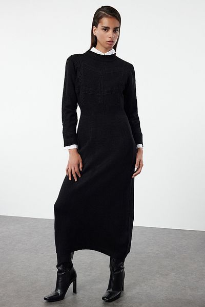 Trendyol Modest Šaty z měkkého černého úpletu s krajkou TCTAW25EB00015