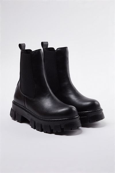 TRENDYOL SHOES Fekete elasztikus fogazott lapos vastag talpú Chealsea női csizma TAKAW25BO00020