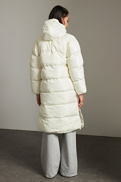 Trendyol Collection Dlouhá vodoodpudivá bunda s kapucí a zapínáním, Ecru TWOAW24MO00104