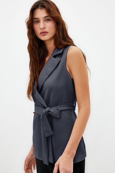 Trendyol Collection Graue gewebte Weste - Normaler Schnitt, Gürtel TWOAW23YE00021