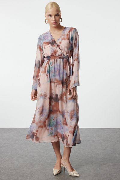 Trendyol Collection Διπλός γιακάς σε γραμμή Α - Μαξι Φόρεμα από σιφόν, αφηρημένο σχέδιο και φόδρα με ζώνη Twoaw25el00251
