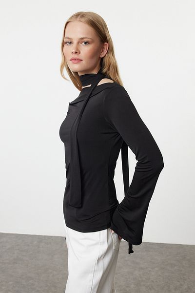 Trendyol Collection Flexible gestrickte schwarze Bluse - Schaldetail, tailliert TWOAW25BZ00107