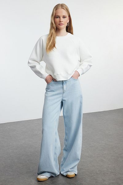 Trendyol Collection Pletená mikina Crew Neck Ecru – žebrovaný detail, Regular Fit TWOAW25sw00116