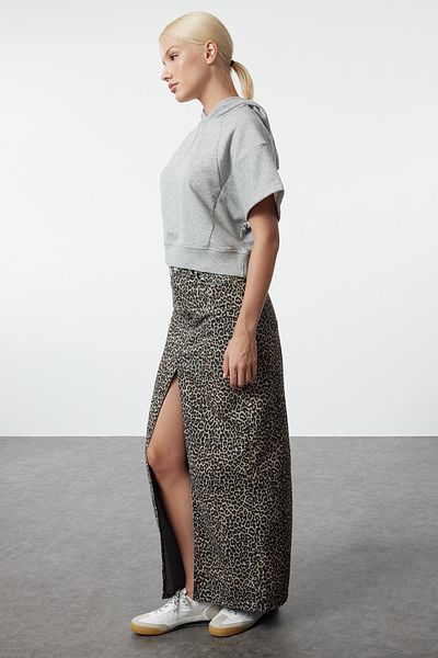 Trendyol Collection Bequeme Passform – Graues Crop-Strick-Sweatshirt, Mondärmel-Kapuze TWOAW25SW00121
