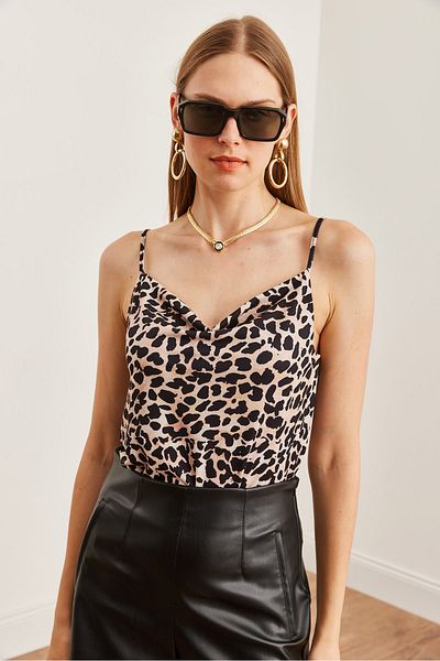 Olalook Γυναικεία μπλούζα μπεζ με σχέδιο Leopard - Ρυθμιζόμενο λουράκι και γιακά Degaje Blz- 19002585