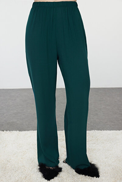 Trendyol Collection Sada smaragdově zeleného viskózového sametového pyžama – podrobný límec, Thmaw25Pt00134