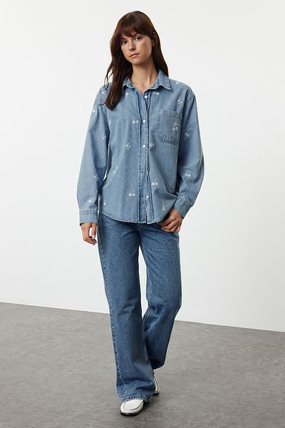 Trendyol Collection Jeanshemd - Hellblaue Blumenstickerei, TWOAW25GO00079
