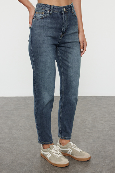 Trendyol Collection Modré tenké Mom Jeans s vysokým pasem - TWOAW25JE00134