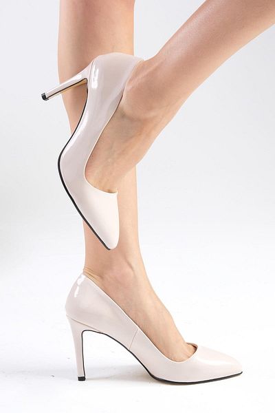 Mio Gusto Pantofi de damă cu toc stiletto din piele lăcuită de bază bej