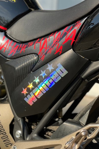 Banxtre Dekoratif Hologramlı Wanted Yazısı Sticker Araba-Motor için Etiket 14CMX5CM (1 Adet)